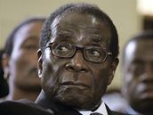 Robert Mugabe pi bohoslub za premirovu manelku Susan Tsvangiraiovou (10. bezna 2009)