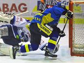 Kometa Brno - Ústí nad Labem: hostující útočník Rastislav Špirko překonává brankáře Komety Alexandra Hyláka Kometa Brno - Ústí nad Labem: hostující útočník Rastislav Špirko překonává brankáře Komety Alexandra Hyláka