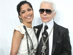 Freida Pinto a Karl Lagerfeld