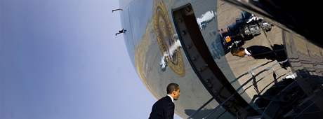Americk prezident Barack Obama nastupuje do Air Force One