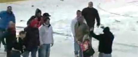 Vsetíntí fanouci vtrhli v Hodonín na led a napadli píznivce místních "drti"