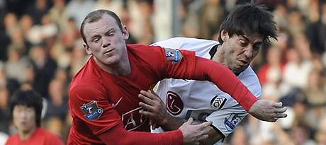 Fulham - Manchester United: Wayne Rooney (vlevo) z Manchesteru a Clint Dempsey z Fulhamu. 