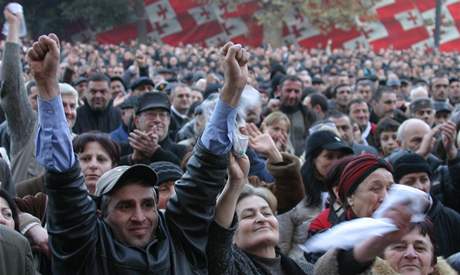 Protesty gruzínské opozice proti Saakavilimu v listopadu 2007 potlaila policie. Letos v dubnu se mají konat dalí demonstrace.