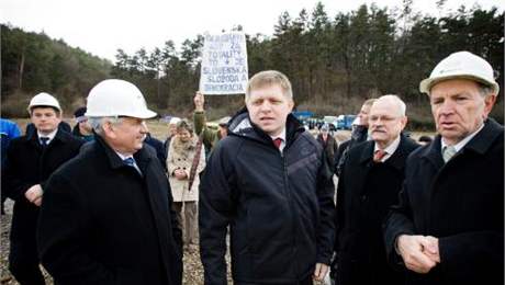 Robert Fico, Ivan Gaparovi a vzadu protestujc Jozef aiar se svm transparentem. (24. bezna 2009)