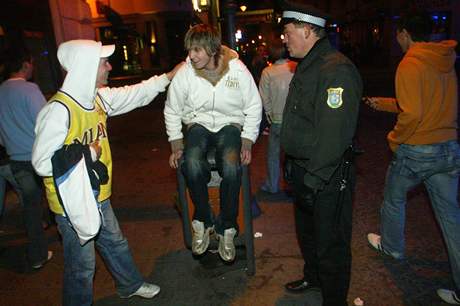 Policejní kontrola mladistvých kvli alkoholu v ostravské Stodolní ulici