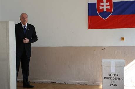 Ivan Gaparovi volil v prvním kole prezidentských voleb ped kamerami.