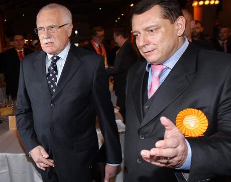 Václav Klaus s Jiím Paroubkem na sjezdu SSD.