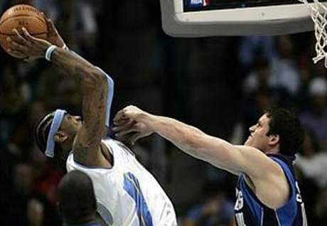 Basketbalista Carmelo Anthony ranám nejen elí, ale taky je rozdává