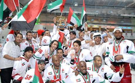 Hokejisté Spojených arabských emirát se radují z triumfu na asijském ampionátu.