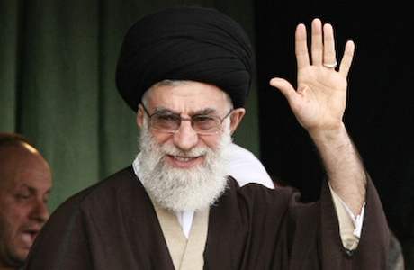 Nejvyí íránský duchovní vdce ajatolláh Sejjed Alí Chameneí pi projevu v Mahadu prohlásil, e nevidí zmnu v americkém pístupu k Teheránu.
