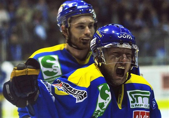 Ústecký hokejista Pavel Jank (vpedu) se raduje.