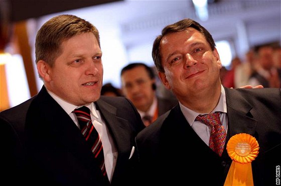 Pedseda SSD Jií Paroubek a slovenský premiér Robert Fico na sjezdu SSD (21. bezna 2009)