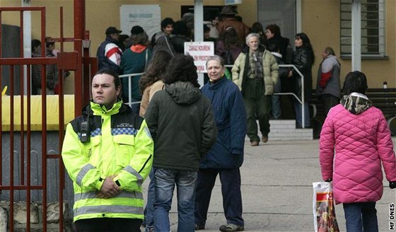 Fronta na sociální dávky ped chomutovským mstským úadem (23. února 2009)