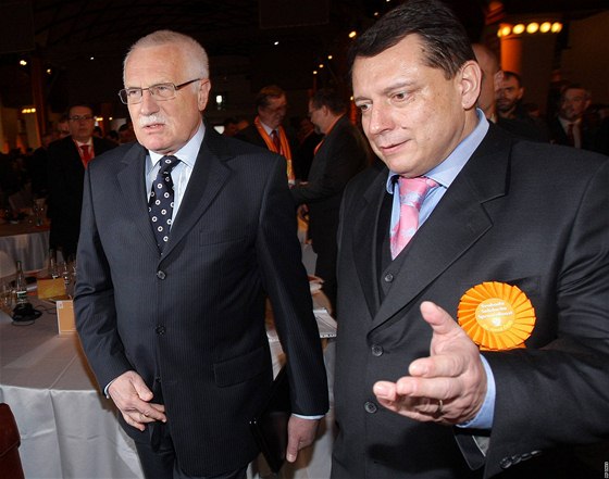 Václav Klaus s Jiím Paroubkem na sjezdu SSD.