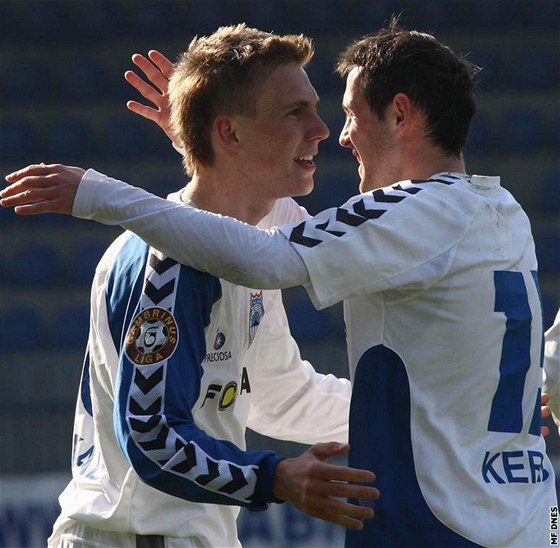 Chorvatský útoník Andrej Keri (vpravo) a Boek Dokal se nejspí sejdou v tureckém Konyasporu.