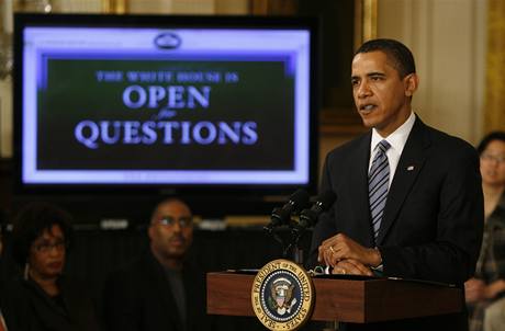 Barack Obama odpovídá na dotazy Amerian pi prvním vzájemném virtuálním setkání. (26. bezna 2009)