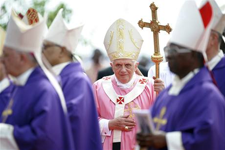 Pape Benedikt XVI. pi mi pod irým nebem v angolské Luand (22. bezna 2009)