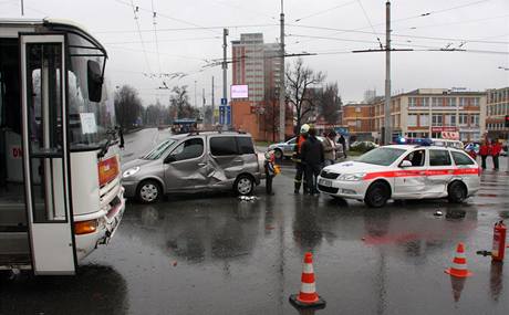 Pi nehod v centru Zlína nebyl nikdo zrann.