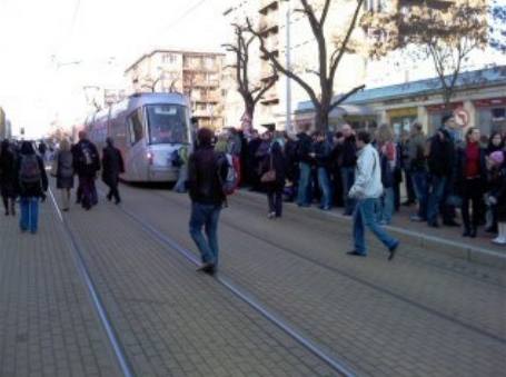 Nval cestujicch, pestupujcch na tramvaj ve stanici U Svobodrny kvli uzavn trase B metra  