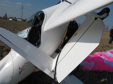 Ultralehk letadlo po nouzovm pistn v Nk u eskch Budjovic (21.3.2009)