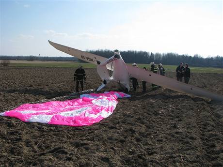 Ultralehké letadlo po nouzovém pistání v Nákí u eských Budjovic (21.3.2009)