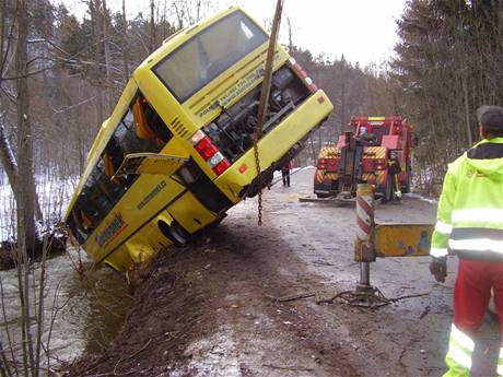 Linkov autobus pevrcen do Ketnky na Svitavsku (25. bezna 2009) 