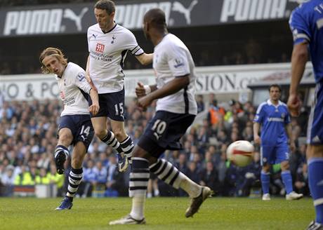 Luka Modric (vlevo) z Tottenhamu dv branku Petru echovi z Chelsea.