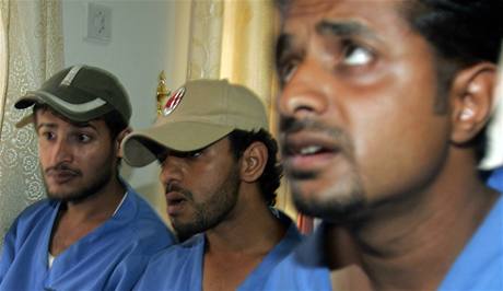 Ali Mafál, Emad Rajmí a Basam Hajdárí ekají v soudní síni v Saná na rozsudek.