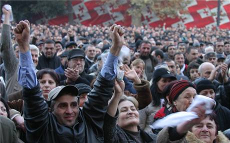 Protesty gruzínské opozice proti Saakavilimu v listopadu 2007 potlaila policie. Letos v dubnu se mají konat dalí demonstrace.