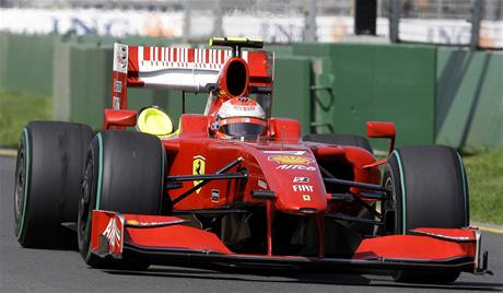 Kimi Räikkönen s vozem Ferrari pi úvodním tréninku sezony 2009 v Melbourne.