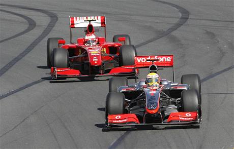 Hamilton s vozem McLaren (vpedu), Räikkönen s Ferrari