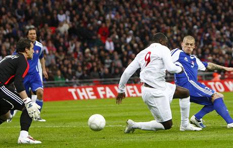 PRVNÍ GÓL. Anglický útoník Emile Heskey (v bílém) skóruje.