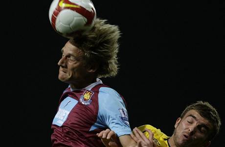 Radoslav ková (vlevo) v dresu londýnského West Hamu.