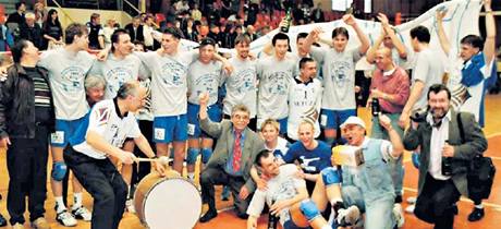 Po výhe v Liberci získali v roce 1998 volejbalisté Ústí tetí titul.