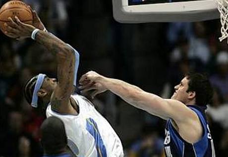 Basketbalista Carmelo Anthony ranám nejen elí, ale taky je rozdává
