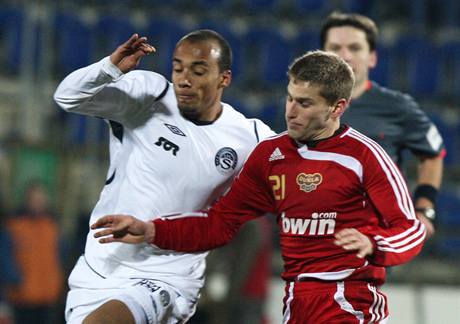 Slovácko - Dukla: souboj Brazilce Clebera (vlevo) ve slunách Slovácka s Janem Svatonským z Dukly.