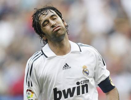 TRAPAS STOLETÍ. S okující prohrou Realu Madrid na hiti tetiligového celku nic nezmohl kapitán Raúl ani dalí slavní hrái host.