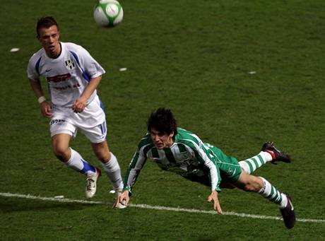 Bohemians 1905 - HFK Olomouc: domácí Luká Adam hlavikuje, pihlíí Jaromír Grim