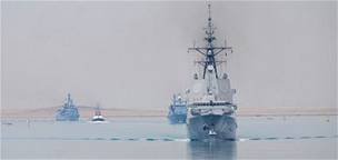 Válená flotila NATO proplouvá suezským prplavem
