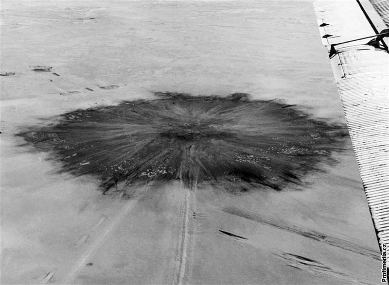 Leteck zbr msta v alrsk sti Sahary, kde Francie v 60. letech provedla jadern test