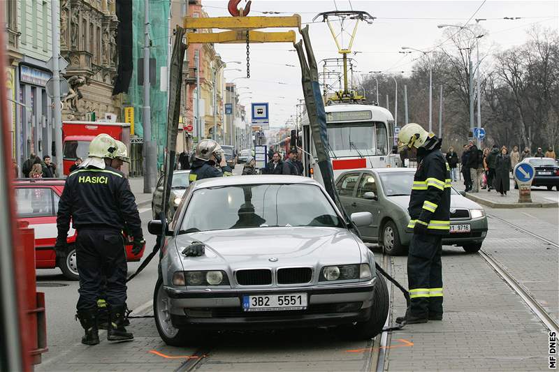 Sráka tramvaje a auta na Lidické ulici v Brn zastavila asi na 30 minut dopravu