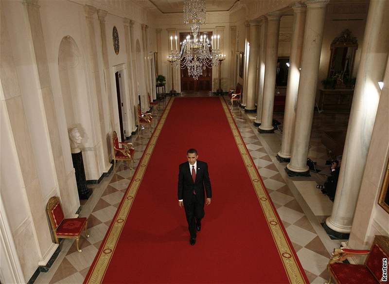 Barack Obama pichází na tiskovou konferenci v Bílém dom (24. bezen 2009)