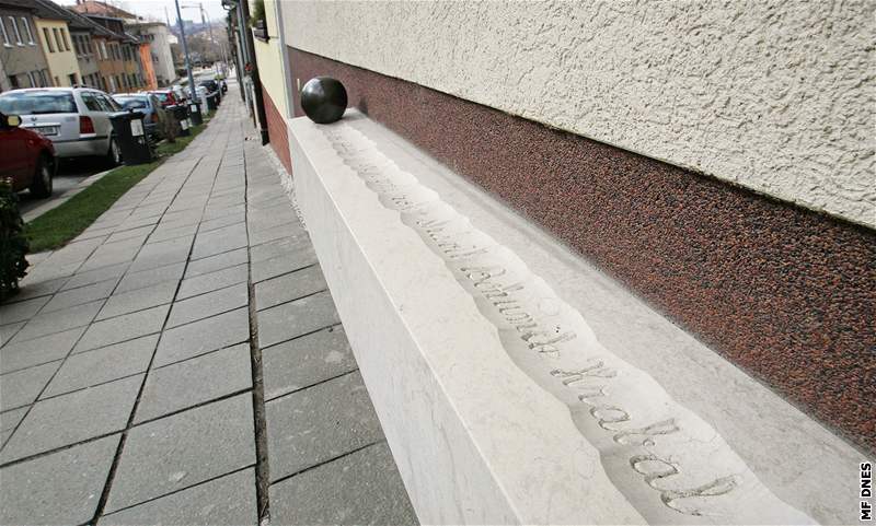 Výroí narození Bohumila Hrabala: pomník v idenicích na ulici Balbínova, kde se narodil