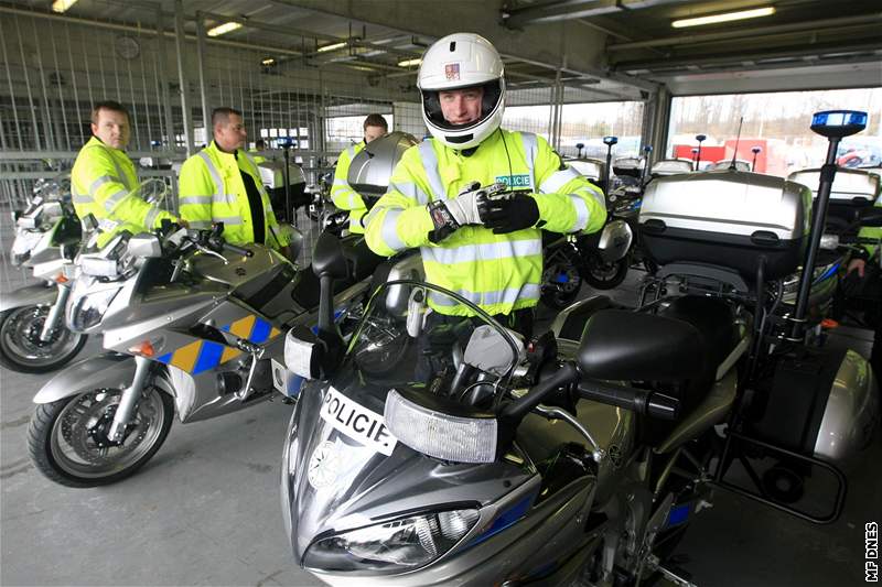 Policie dnes na okruhu v Brn pevzala na sedm desítek mocykl Yamaha. Vechny jsou vybaveny kamerou, radarem a záznamovým zaízením. Policie je bude pouívat pi bné innosti na vech typech komunikací.