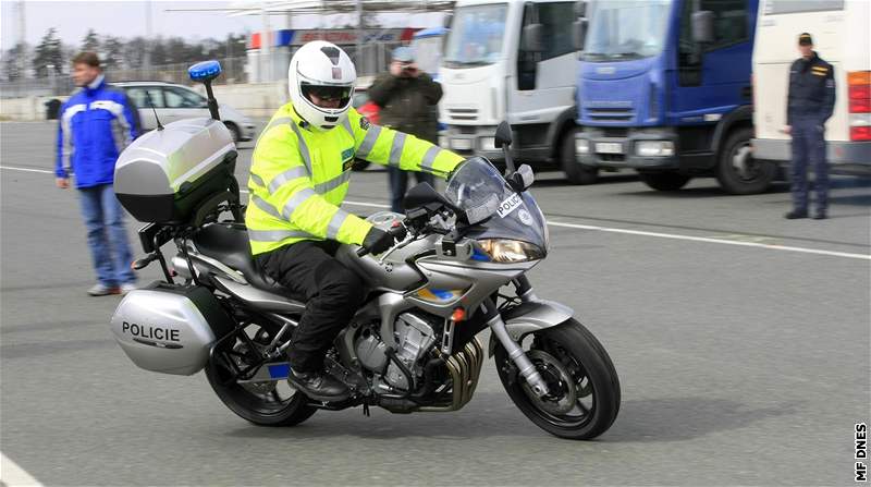 Policie dnes na okruhu v Brn pevzala na sedm desítek mocykl Yamaha. Vechny jsou vybaveny kamerou, radarem a záznamovým zaízením. Policie je bude pouívat pi bné innosti na vech typech komunikací.