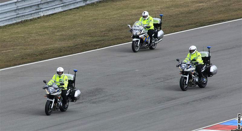 Policie dnes na okruhu v Brn pevzala na sedm desítek mocykl Yamaha. Vechny jsou vybaveny kamerou, radarem a záznamovým zaízením. Policie je bude pouívat pi bné innosti na vech typech komunikací.