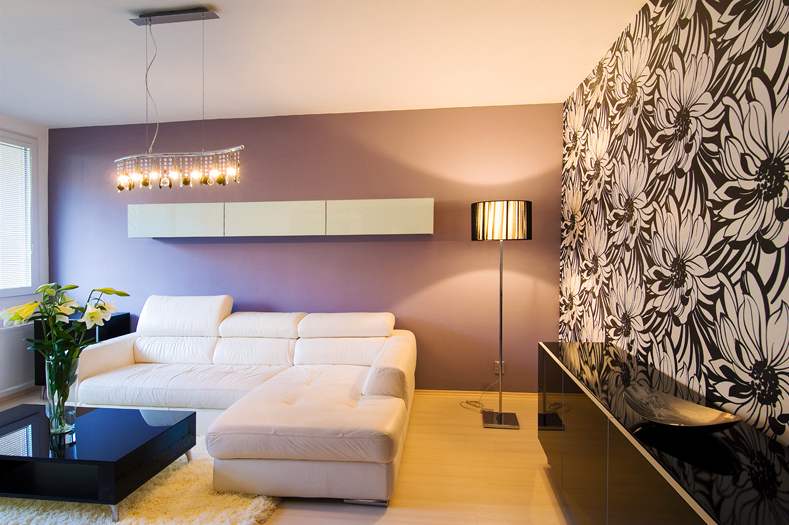 Obývacímu pokoji dominuje stna s výraznou tapetou