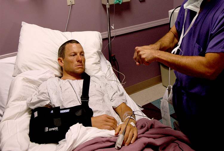 Lance Armstrong na nemocniním lku po operaci.