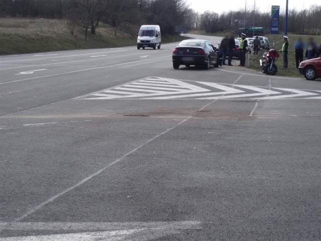 Pi nehod na Hodonínsku zemel mladý motorká, peugeot mu nedal pednost