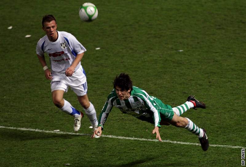 Bohemians 1905 - HFK Olomouc: domácí Luká Adam hlavikuje, pihlíí Jaromír Grim